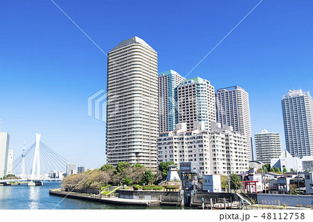 水辺の都市風景 48112758