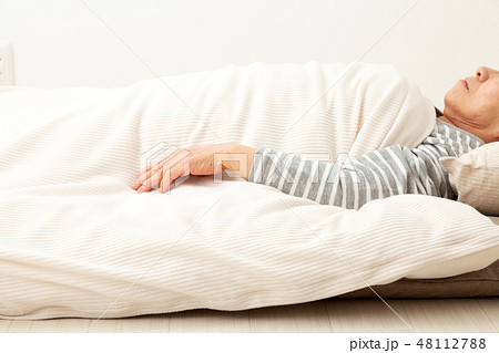 シニア 睡眠 シニア 睡眠 48112788