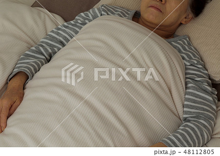 シニア　睡眠 48112805