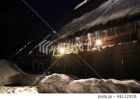 白川郷ライトアップ 茅葺き屋根の氷柱(岐阜県 大野郡 白川村) 白川郷ライトアップ 茅葺き屋根の氷柱(岐阜県 大野郡 白川村) 48112826