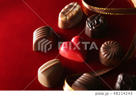 赤いハート型のチョコが入ったチョコレートの集合写真 48114243