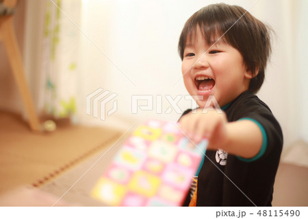 お年玉をもらう男の子 48115490