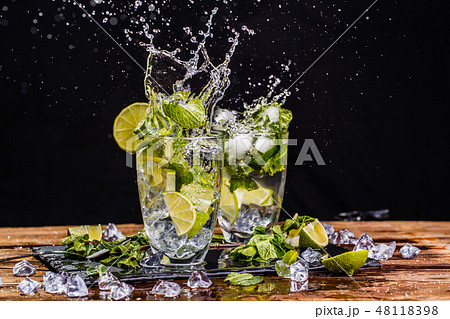 Glasses with mojito, spray, lime 48118398
