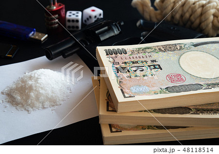 犯罪イメージ　違法薬物　賭博　ピストル　情報窃盗　一万円札 48118514