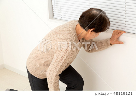 シニア　つかまり立ち 48119121
