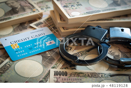 犯罪イメージ 特殊詐欺 手錠 違法行為 クレジットカード 金融犯罪 犯罪イメージ 特殊詐欺 手錠 違法行為 クレジットカード 金融犯罪 48119128
