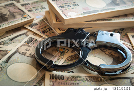 犯罪イメージ　金融犯罪　特殊詐欺　手錠　違法行為 48119131
