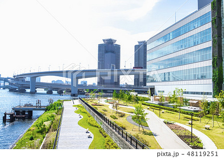 水辺の都市風景の写真素材