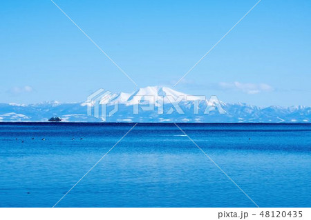 冬のオホーツク海と海別岳 流氷観光砕氷船おーろら号 冬のオホーツク海と海別岳 流氷観光砕氷船おーろら号 48120435