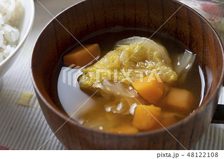 白菜とかぼちゃの味噌汁 白菜とかぼちゃの味噌汁 48122108