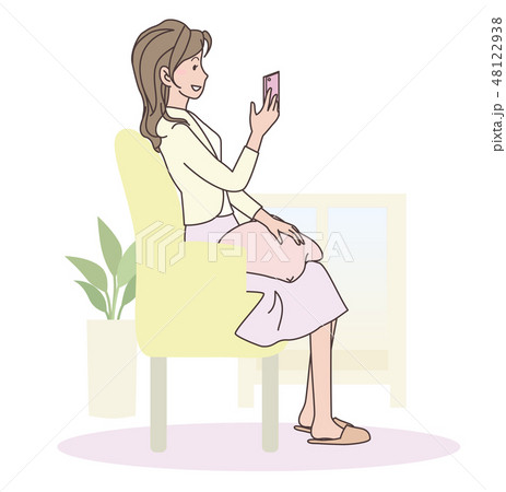 ソファでスマホを見る女性 48122938