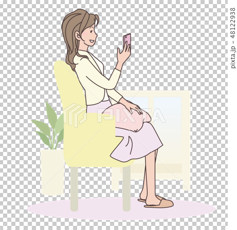 ソファでスマホを見る女性 48122938