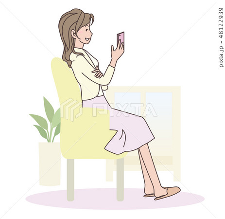 ソファでスマホを見る女性 48122939