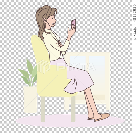 ソファでスマホを見る女性 48122939