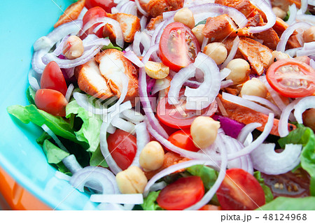 Close up BBQ chicken salad with chick peas 48124968