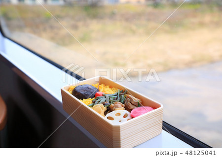 列車内で食べるおいしい和食のお弁当 列車内で食べるおいしい和食のお弁当 48125041