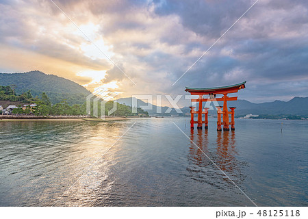 厳島の美しい夕景 48125118