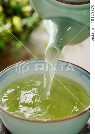 注がれるお茶 注がれるお茶 48125870