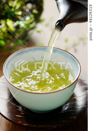 注がれるお茶 48126319