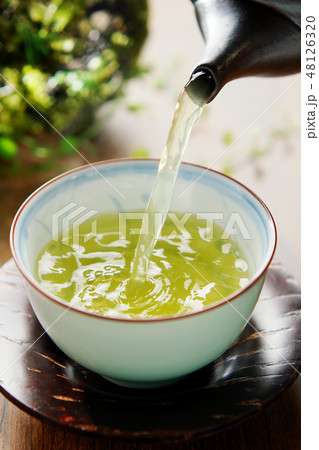 注がれるお茶 48126320