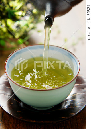 注がれるお茶 48126321