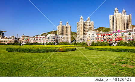 大連の街並み 高層ビルと草原 48126425