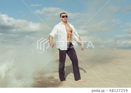 Male bodybuilder in the desert. 48127259