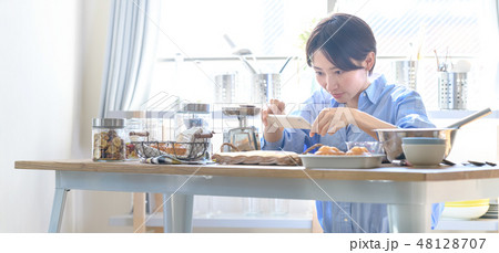 お菓子作り 48128707