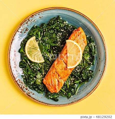 Grilled salmon with spinach. 48129202