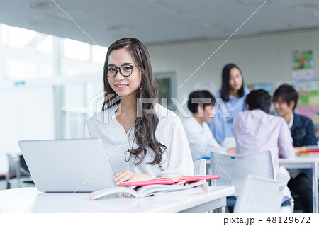 若い女性、大学生、専門学生 若い女性、大学生、専門学生 48129672