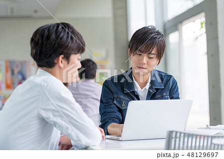 若い男性、大学生、専門学生 48129697