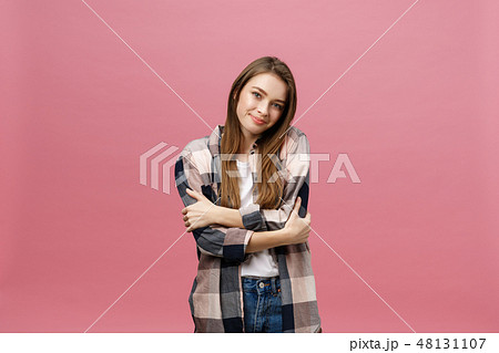 Surprised happy beautiful woman looking in excitement. Isolate over pink background and copy space. 48131107