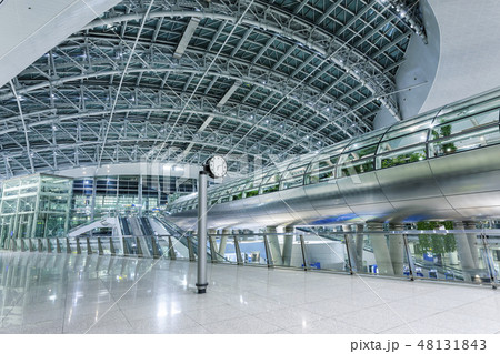 空港 国際線 出国 48131843