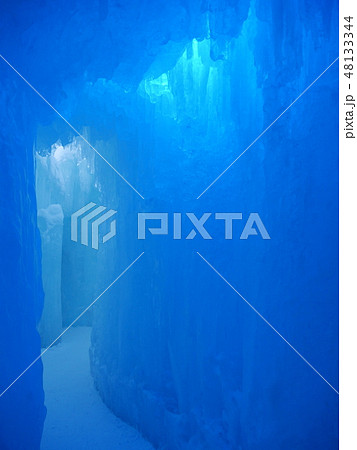 Ice Castle, Edmonton, 迷路内の青い光 Ice Castle, Edmonton, 迷路内の青い光 48133344