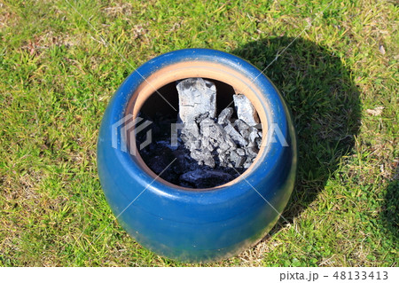 使い込んだ火消しつぼと消し炭 48133413