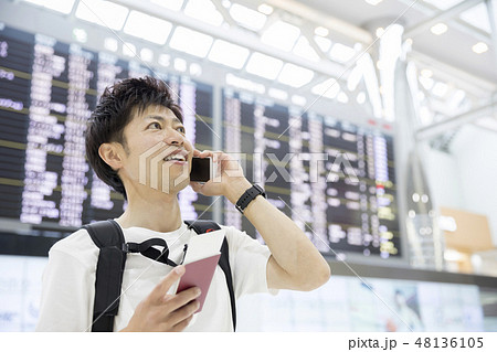 空港男性　バックパッカー　旅行イメージ 48136105