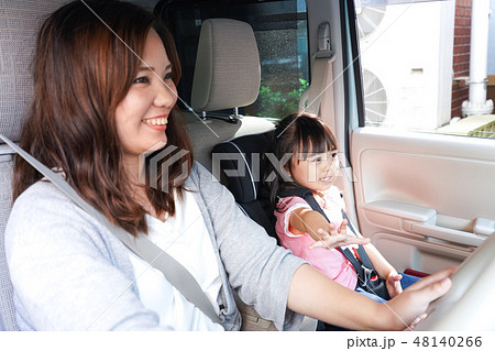 ドライブをする子どもとお母さん 48140266