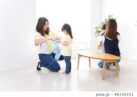 着替えをする子供 着替えをする子供 48140331