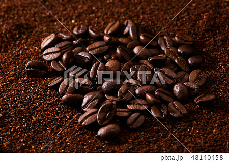 コーヒー豆とコーヒー粉 コーヒー豆とコーヒー粉 48140458