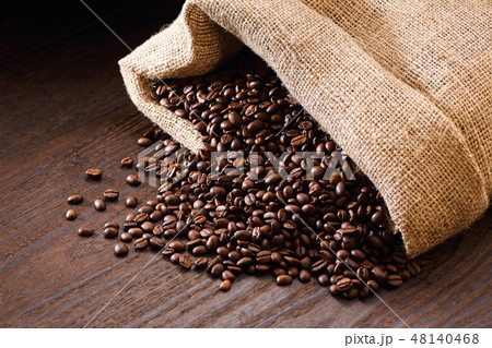 麻袋に入ったコーヒー豆 48140468