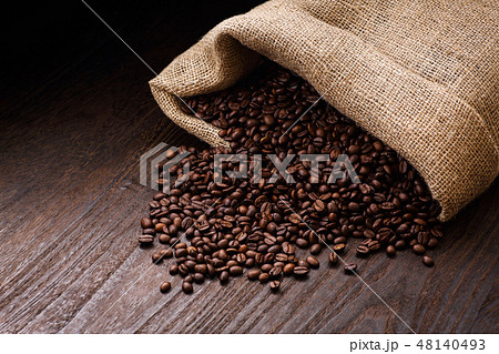 麻袋に入ったコーヒー豆 48140493