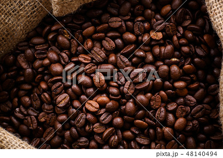 麻袋に入ったコーヒー豆 麻袋に入ったコーヒー豆 48140494