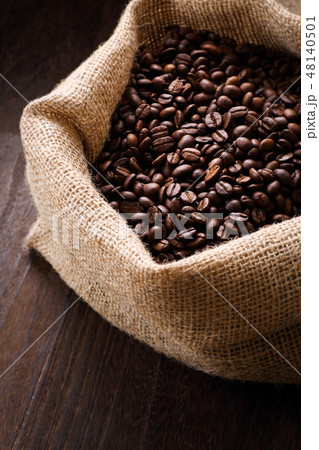 麻袋に入ったコーヒー豆 48140501