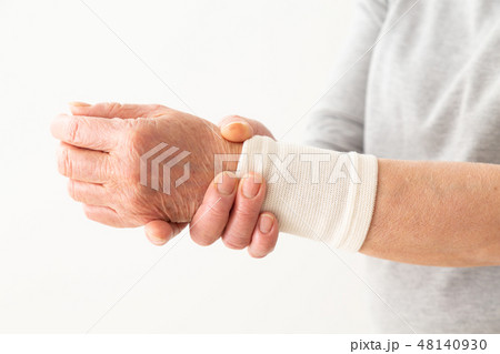 シニア　手首サポーター 48140930