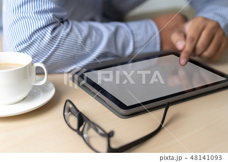 Mockup of business man using  laptop screen  48141093