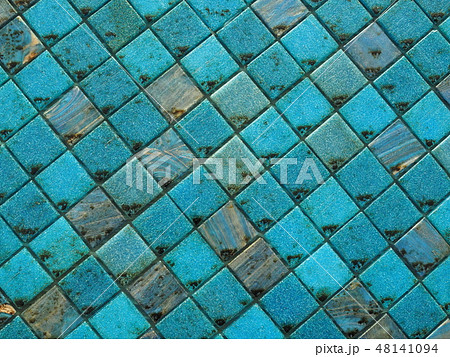 青いタイル貼りの壁 48141094