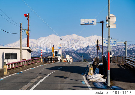 富山 富山市 立山橋越しに望む立山連峰 2019.02　a 48141112