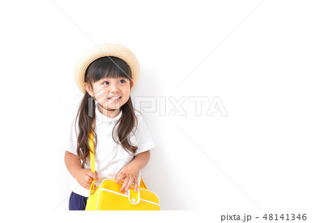 幼稚園に一人で通う女の子 幼稚園に一人で通う女の子 48141346