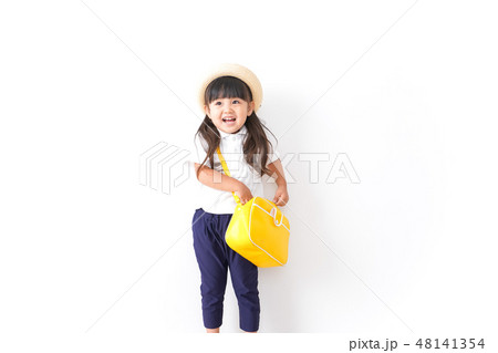 幼稚園に一人で通う女の子 幼稚園に一人で通う女の子 48141354