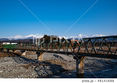 富山 富山市 常願寺川越しに望む立山連峰と鉄道橋　2019.02　a 48141688